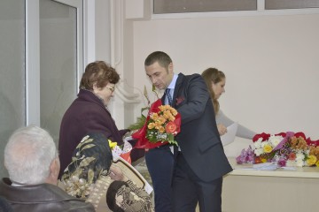 Primarul Cristian Radu a împărţit diplome şi flori pentru vârstnicii din Mangalia